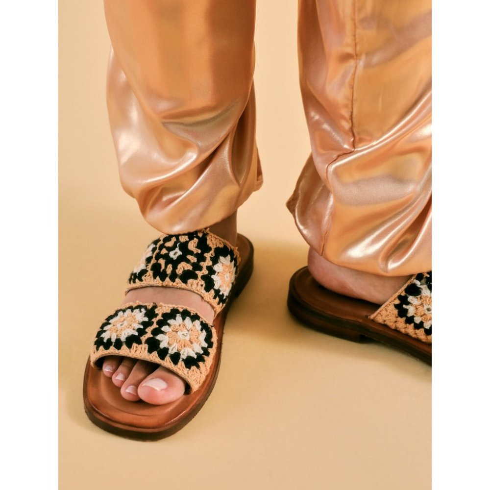 Free People Black and Cream Sandals